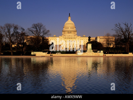 Washington DC USA Capitol Building und die Ulysses S Grant Denkmal Widerspiegelnder Teich USA Stockfoto