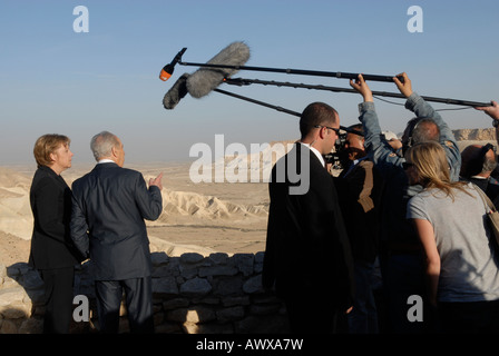 Reporter versuchen, Gespräch von Bundeskanzlerin Angela Merkel mit dem israelischen Präsidenten Shimon Peres in Sde Boker in der Wüste Negev, Israel aufzeichnen Stockfoto