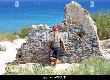 Hübscher Mann mittlerer Alter tragen Kopftuch stehende Wand mit Graffiti bedeckt Stockfoto