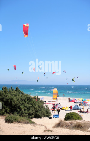 Wunderschönen weißer Strand der Tarifa in Spanien voller Kitesurfer und Sonnenanbeter Stockfoto