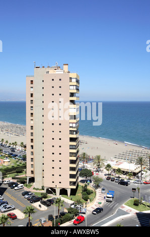 Luftbild von Sandstrand Straße Gebäude und Urlauber im Urlaub in der Sonne Stockfoto
