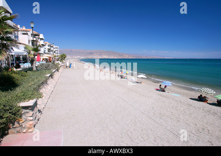 Mittelmeer von Promenade am Roquetas del Mar in Spanien an der Costa del Almeria gesehen Stockfoto