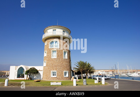 Wachturm am Almerimar Hafen an der Costa del Almeria in Spanien an einem sonnigen Tag Stockfoto