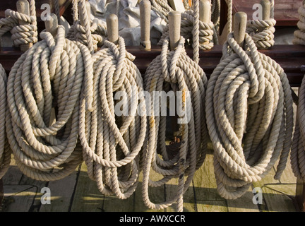 Seile auf dem Hauptdeck ein altes Schiff Segeln Stockfoto