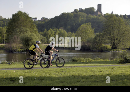 Mountainbiker am Fahrradweg, Burg Blankenstein im Hintergrund, Bochum, Ruhrgebiet, Nordrhein-Westfalen, Deutschland Stockfoto