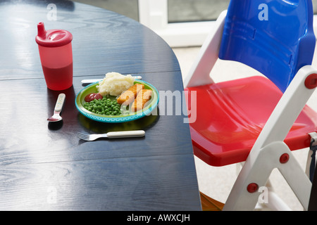 Hochstuhl am Tisch mit Kindes Abendessen, Nahaufnahme Stockfoto