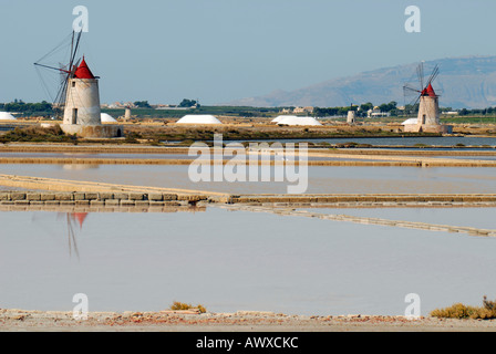 Windmühlen und Kochsalzlösung Felder vor Mozia Insel Sizilien Italien Stockfoto