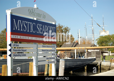 Der Schild begrüßt Besucher und Touristen in der Mystic Seaport Museum in Connecticut Stockfoto