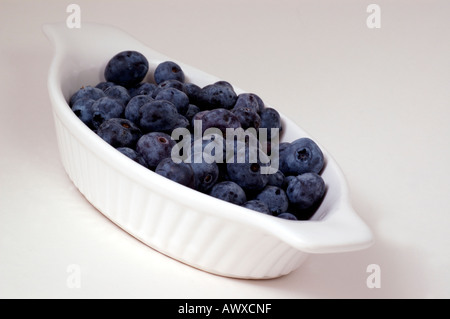 Heidelbeeren in eine weiße Servierplatte Stockfoto