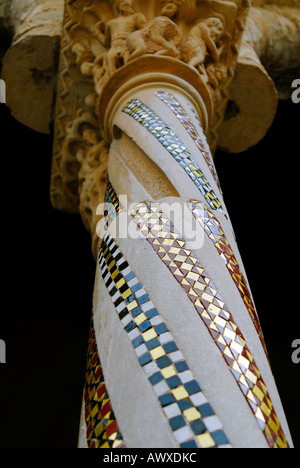 Die Mosaik-Säule und die Spalte Kapital im Kreuzgang des Duomo di Monreale Sizilien Italien Stockfoto