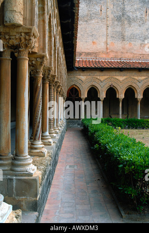 Die Mosaik-Säulen und Kapitelle im Kreuzgang des Duomo di Monreale Sizilien Italien Stockfoto