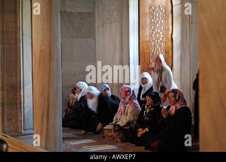 Frauen beten in der Womens Abschnitt der blauen Moschee in Istanbul Türkei Stockfoto