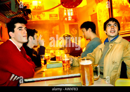 PARIS Frankreich, männliche französische Teenager, Freunde, Studenten in der lokalen Bar 'Le Pantalon', trinken Bier, Gruppe Teenager sprechen, trinken Bar Alkohol beschäftigt Stockfoto