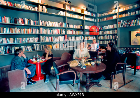 Paris Frankreich, People Sharing Meals inside trendy French Restaurant, Contemporary Library Interior Design 'Le Fumoir', european Restaurant interior, Stockfoto