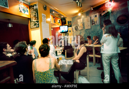 Paris, Frankreich, Inside, French Café, große Menge junger Erwachsener Teens, die das lokale Gemeinschaftsfernsehen sehen, geschäftige Kneipeneinrichtung, Teenager im Haus, Stockfoto