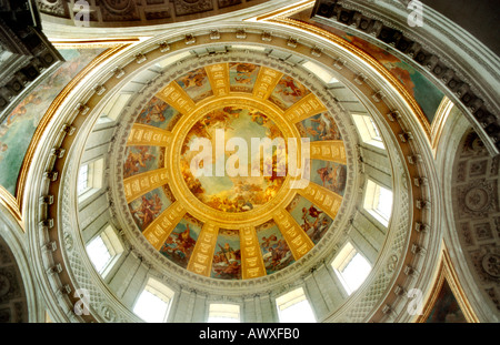 Paris Frankreich, Invalidenmuseum, Musee de l'Armee, Innenraum des Armeemuseums, Kuppel über dem Napoleons-Grab, Architektur der Eglise du Dôme » Stockfoto