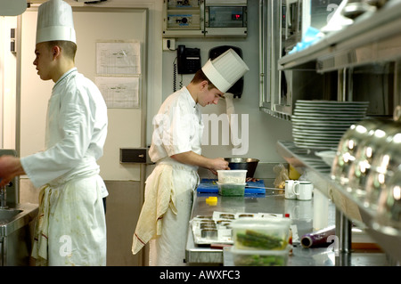 Paris Frankreich, Französische Haute Cuisine, Restaurant Le 'Jules Verne' männliche Köche arbeiten in Professional Kitchen, schickes Restaurant Stockfoto