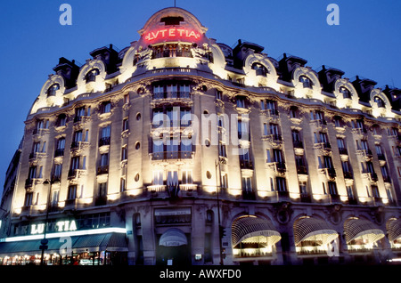 Paris, Frankreich, Französisches Luxushotel Lutetia, Palace, Art Nouveau Style Außenansicht beleuchtet bei Nacht façade, Art Nouveau Art, Außenansicht Stockfoto