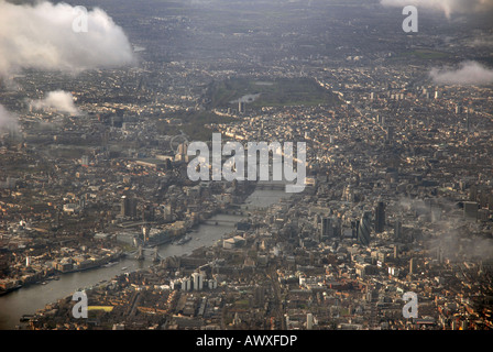 Luftaufnahme des zentralen London Blick nach Westen über die Themse. Die Stadt und die Tower Bridge. England Stockfoto