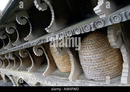 Biene-Tierheim am Hartpury inmitten der Ortskirche Gloucestershire, England Stockfoto