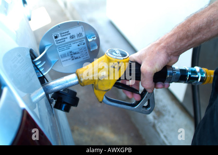 Mann, der Benzin im Auto Stockfoto