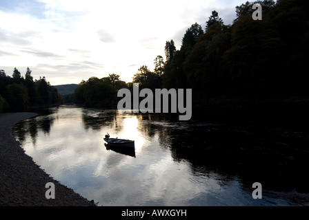 Lachs Angeln Guide Boot über den Tay in Schottland. Der River Tay ist einer der bekanntesten Lachsflüsse Schottlands. Stockfoto