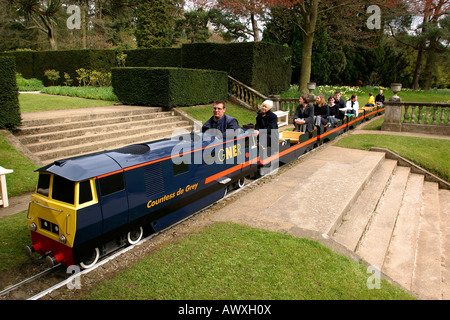 Grossbritannien Yorkshire Ripon Newby Hall Passagiere auf Modelleisenbahn durch Garten Stockfoto