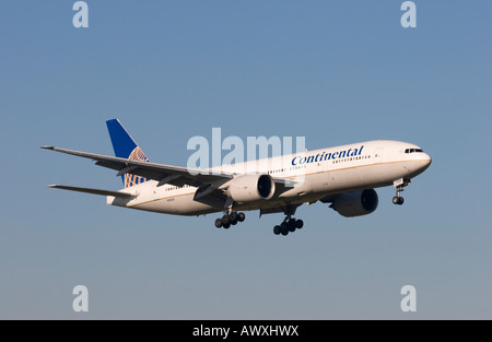 Continental Airlines Boeing 777-224ER Landung am Flughafen London Gatwick Stockfoto