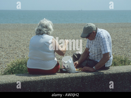 Paar Essen Fish And Chips in Aldeburgh in Suffolk Uk Stockfoto