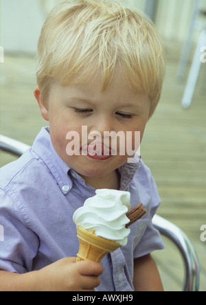 Kleiner Junge essen Eis in Southwold in Suffolk Uk Stockfoto