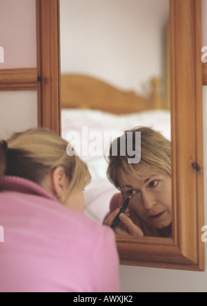 Frau anziehen vor Kosmetikspiegel im Vereinigten Königreich Stockfoto