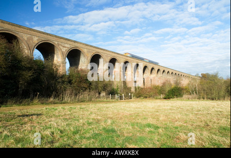 Zuges des Chappel-Viadukts in Essex, England. Stockfoto