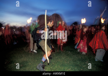 Druiden tanzen während der Sommersonnenwende in Avebury stone circle Stockfoto