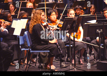 Teen Mädchen spielt Englisch Hornsolo während der Performance von Pacific Symphony Youth Orchestra Santa Ana Kalifornien USA Stockfoto