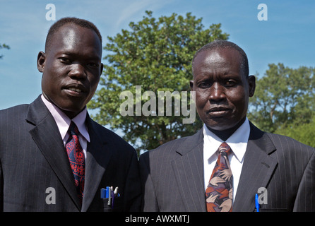 In einem Dorf im Süd-Sudan Kleid eines jungen Mannes und seines Onkels in westliche Anzüge für ein wichtiges Meeting über Stammes-Konflikt. Stockfoto