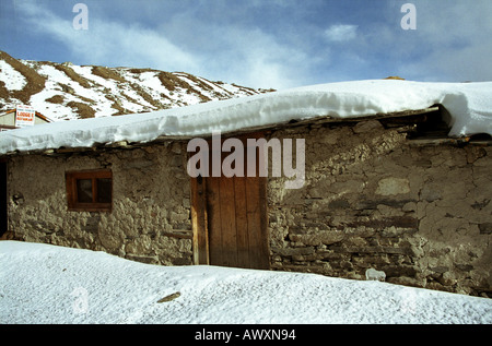 eine kleines Dorf-Hütte fällt Schnee In Nepal Stockfoto