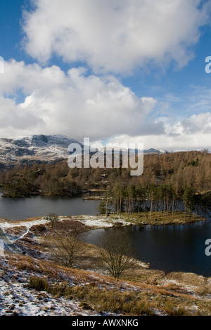 Mit Blick auf Wetherlam von Tarn Hows im Schnee Stockfoto