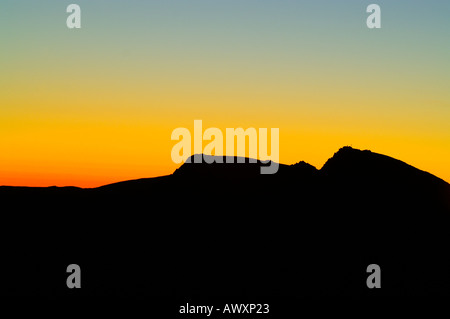 Silhouette der Berg Dumbier, Nizke Tatry Mountain Range, Slowakei, vor Sonnenaufgang Stockfoto