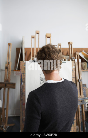 Künstler Zeichnung Kohle Portrait im Studio, Rückansicht Stockfoto