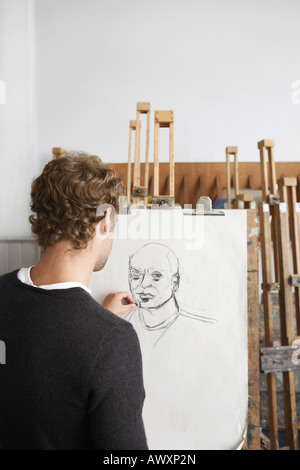 Künstler Zeichnung Kohle Portrait im Studio, Rückansicht Stockfoto