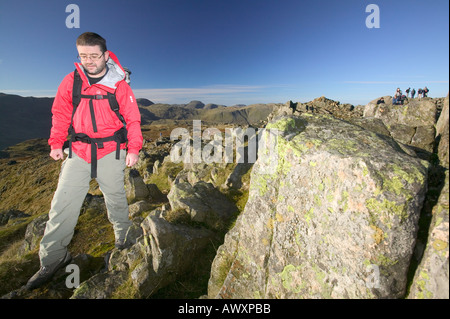 Hill-Walker auf dem Gipfel des Harrison scheut, Langdale Pikes, Lake District, Großbritannien Stockfoto