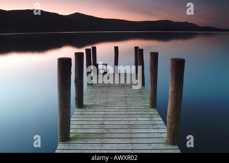 Alte Mole am Derwent Water in der Abenddämmerung, in der Nähe von Keswick, Lake District, Cumbria, UK Stockfoto