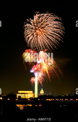 Washington, D.C., USA,, Fourth Of July Feuerwerk über dem Lincoln Memorial, Washington Monument und U.S. Capitol Stockfoto
