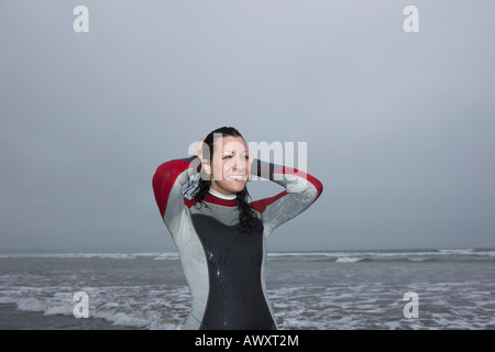 Surferin stehen am Strand, Porträt Stockfoto