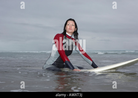 Surferin auf Surfbrett im Wasser, niedrigen Winkel Aussicht sitzen Stockfoto