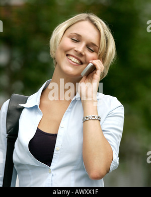 junge Geschäftsfrau, die mit dem Handy telefonieren Stockfoto