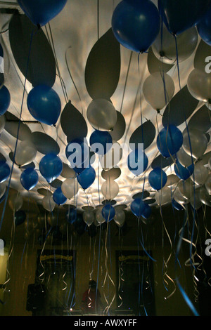 Helium gefüllte Party Ballons schweben an der Decke einer lokalen Halle wo Party beginnen kann Stockfoto