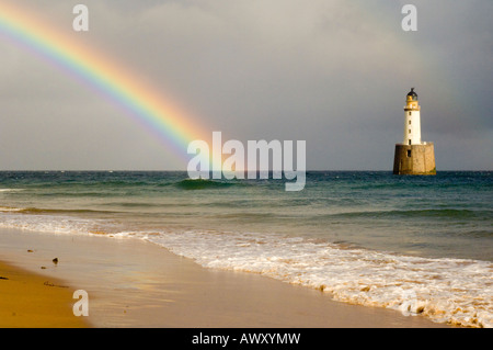 Regenbogen über dem Meer bei Rattray Head Leuchtturm in Aberdeenshire Stockfoto