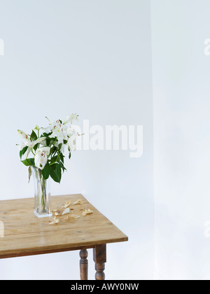 Weiße Lilien in Vase auf Tisch, erhöhten Blick Stockfoto