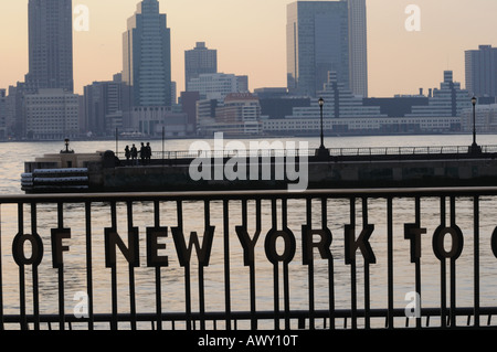 Linien von Walt Whitman Gedicht beschreibt New York City wurden auf einem Geländer in Battery Park City aufgestellt. Stockfoto